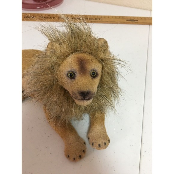 Vintage Lion Tan Felt covered with fur mane, 10" mouth closed and laying down - Picture 1 of 9